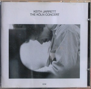 Keith Jarrett  The Köln Concert: der Flügel steht sehr autentisch im Raum, der Konzertsaal muss in seiner ganzen Dimension abgebildet werden, der völlig in sich versunkene Jarrett muss die Zuhörer in seine Welt mitnehmen.
